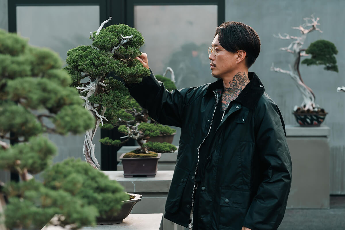 盆栽の手入れをする「TRADMAN’S BONSAI」創業者・CEOの小島鉄平さん