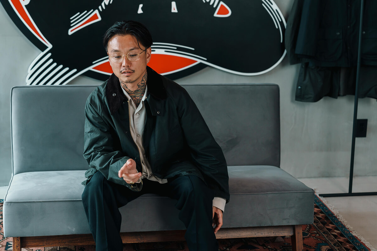 バブアーを着用しインタビューを受ける「TRADMAN’S BONSAI」創業者・CEOの小島鉄平さん