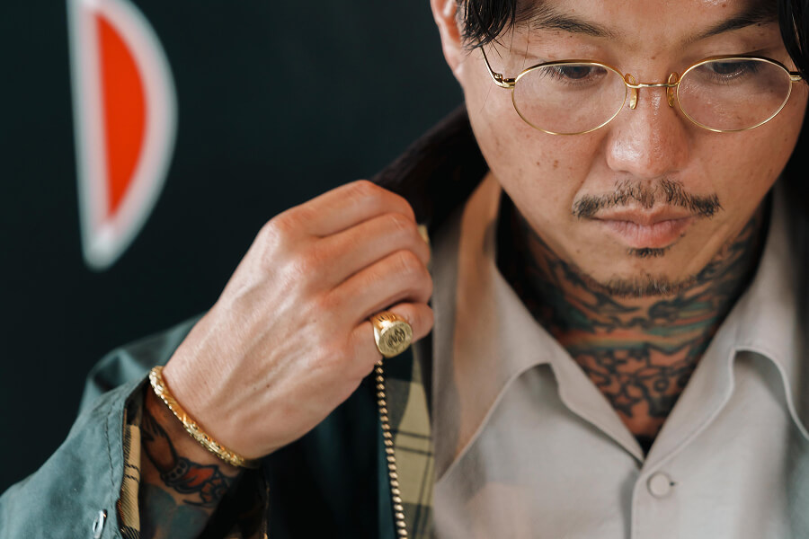 バブアーと「TRADMAN’S BONSAI」創業者・CEOの小島鉄平さんのアップ画像