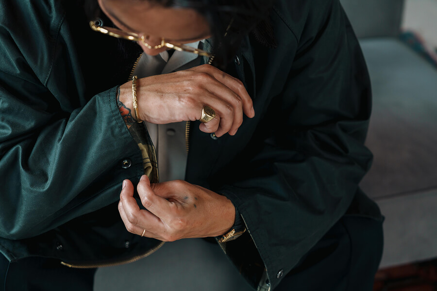 バブアーと「TRADMAN’S BONSAI」創業者・CEOの小島鉄平さんの 手元アップ画像