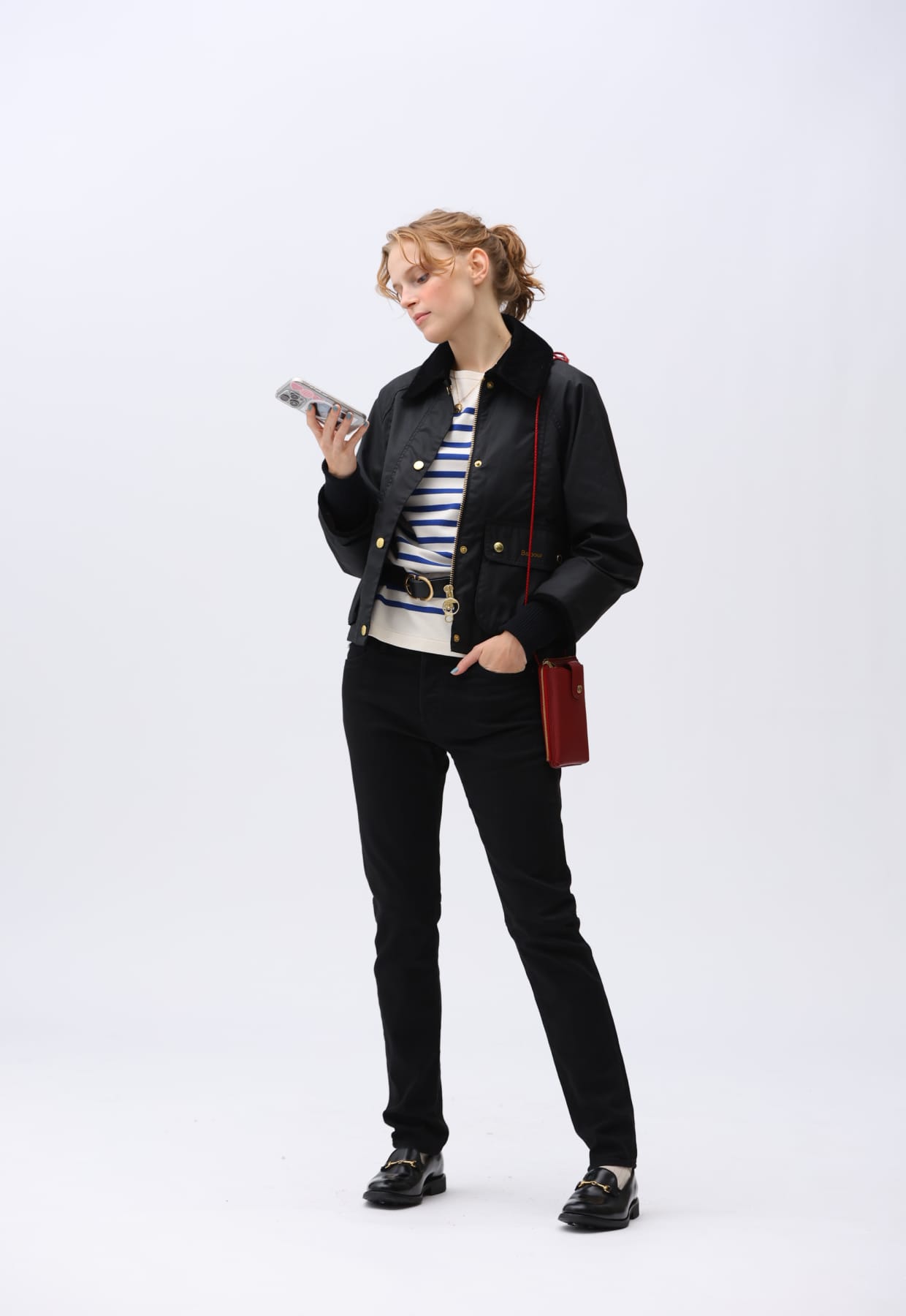 スマートフォンを見ている女性