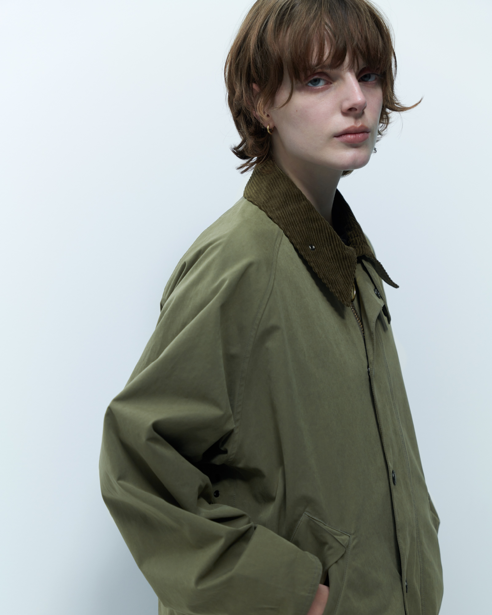 JACKET Transport（Peached skin）&short length box t-shirt for womanを着た女性