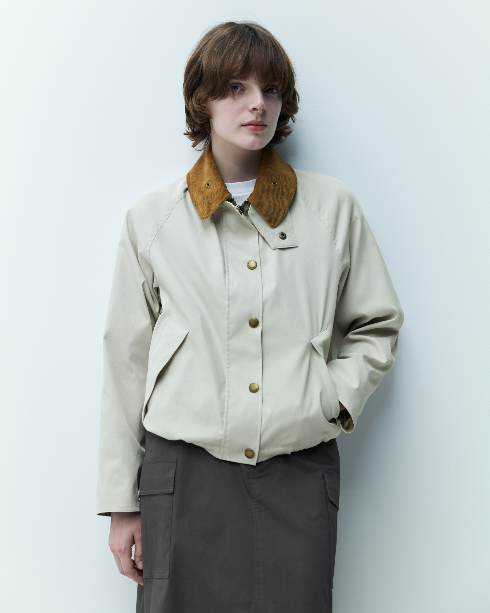 JACKET Sofie（shower proof）&cargo pocket skirtを着た男性