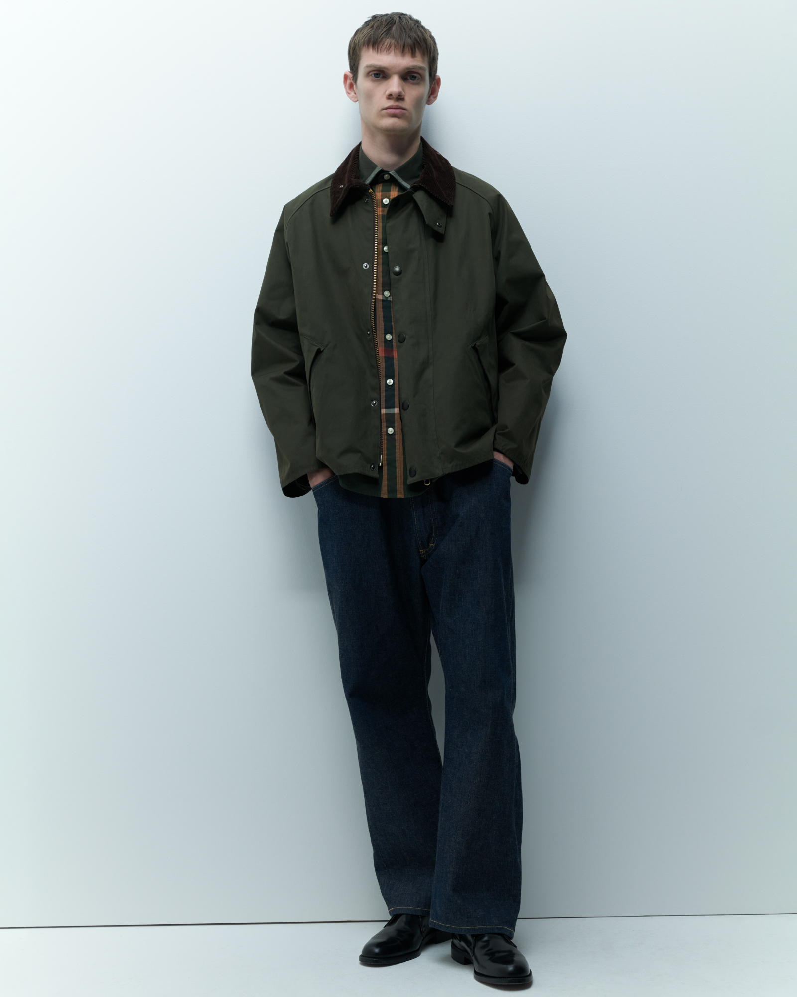 JACKET Transport（Peached skin）&short length box t-shirt for womanを着た女性