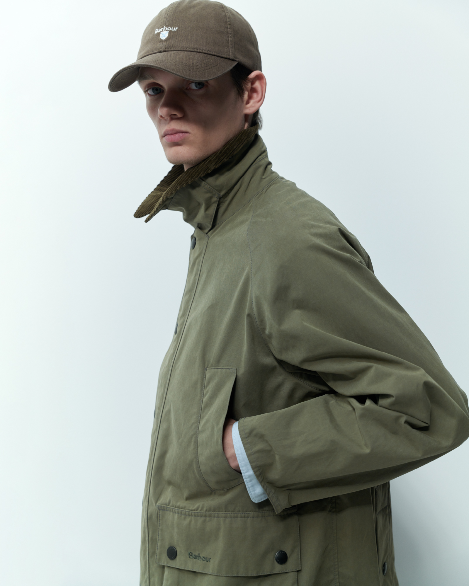 JACKET transport (Peached skin)&Taggon tartan shirtを着た男性