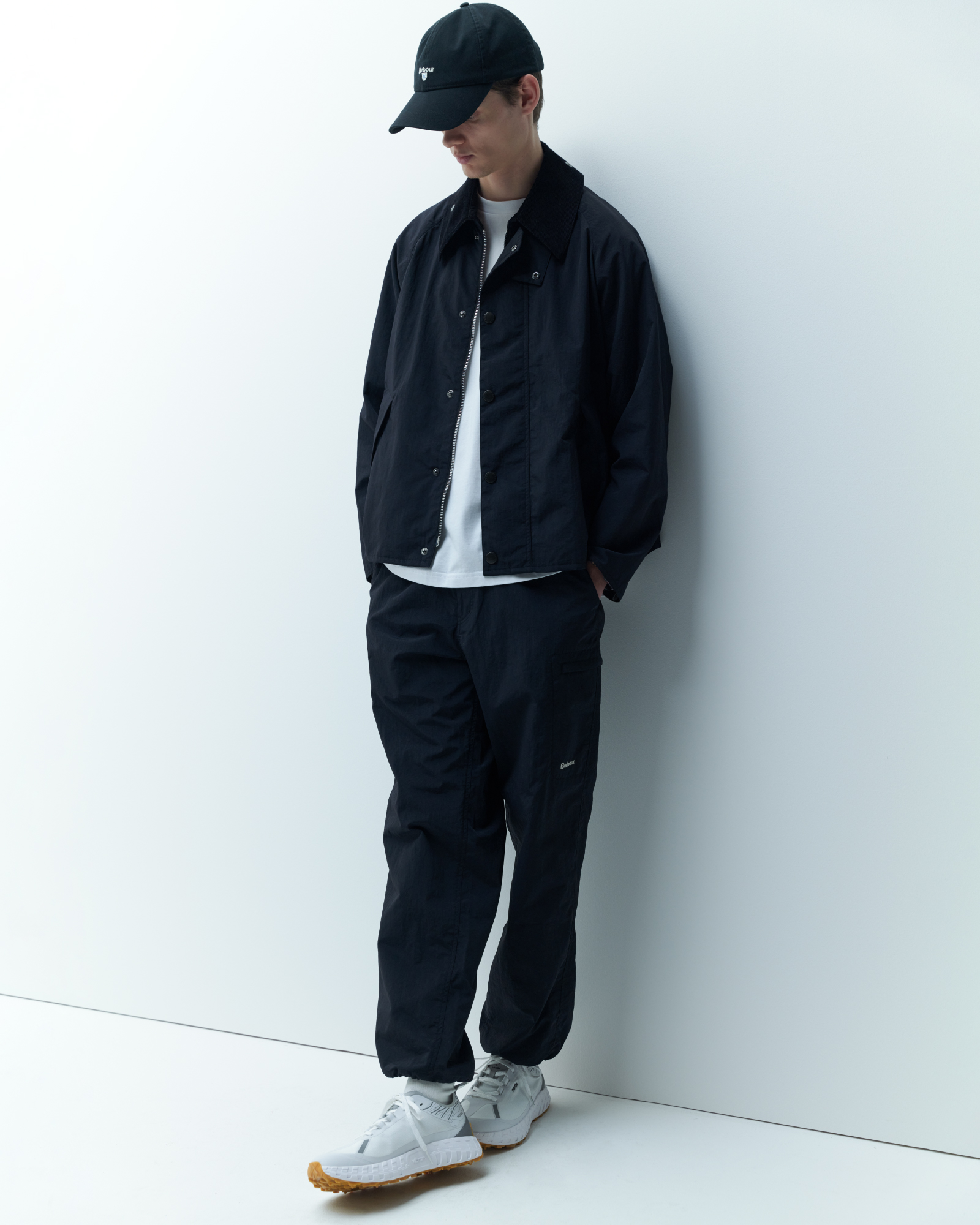 JACKET transport(nylon) & transport pants(nylon) & barbour embroidary logo t-shirt & cascade capを着た男性