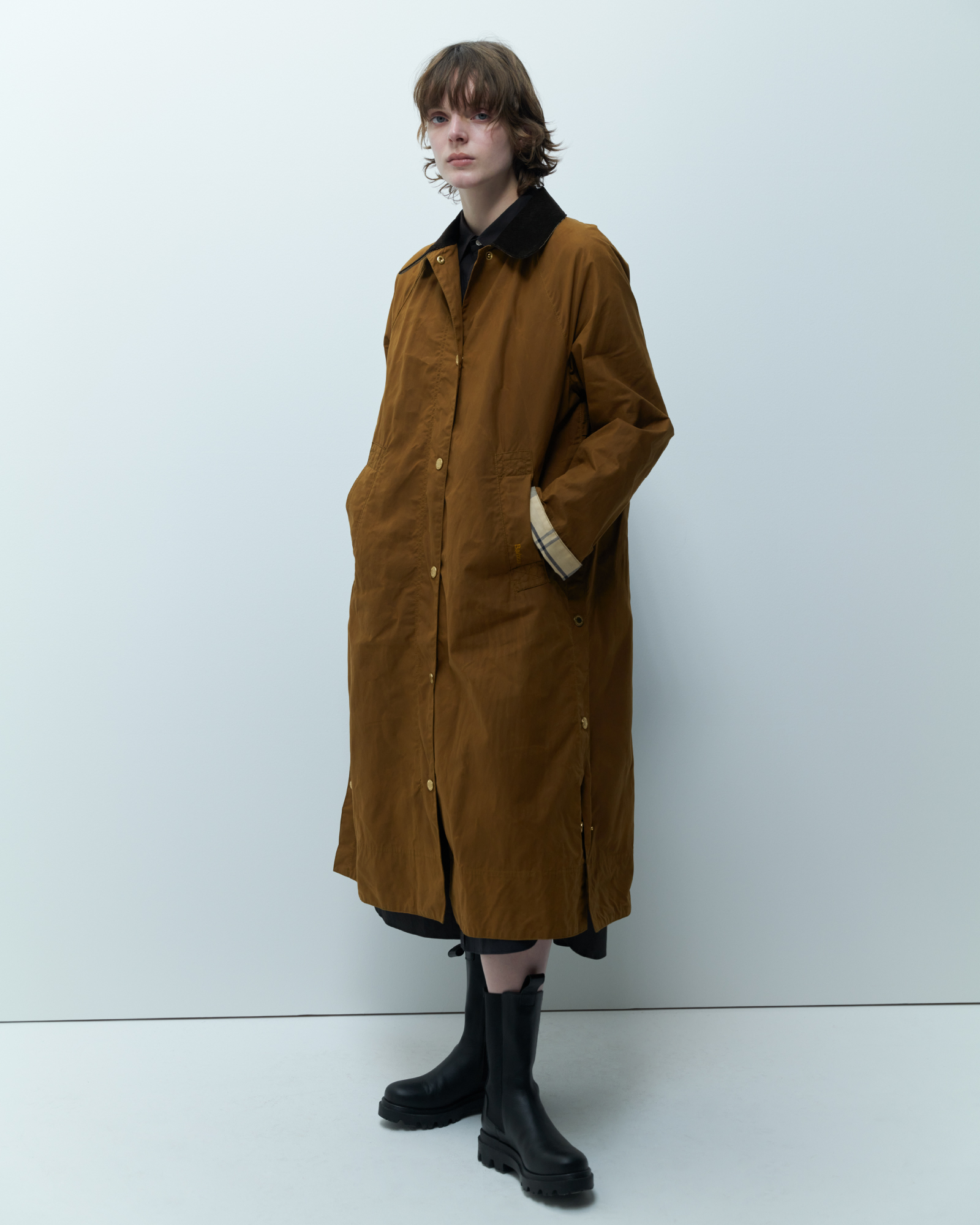 Ettie(showerproof) & regular collar shirt onepieceを着た女性