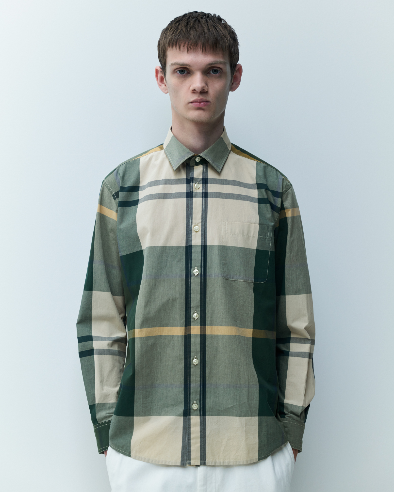 taggan tartan shirtを着た男性