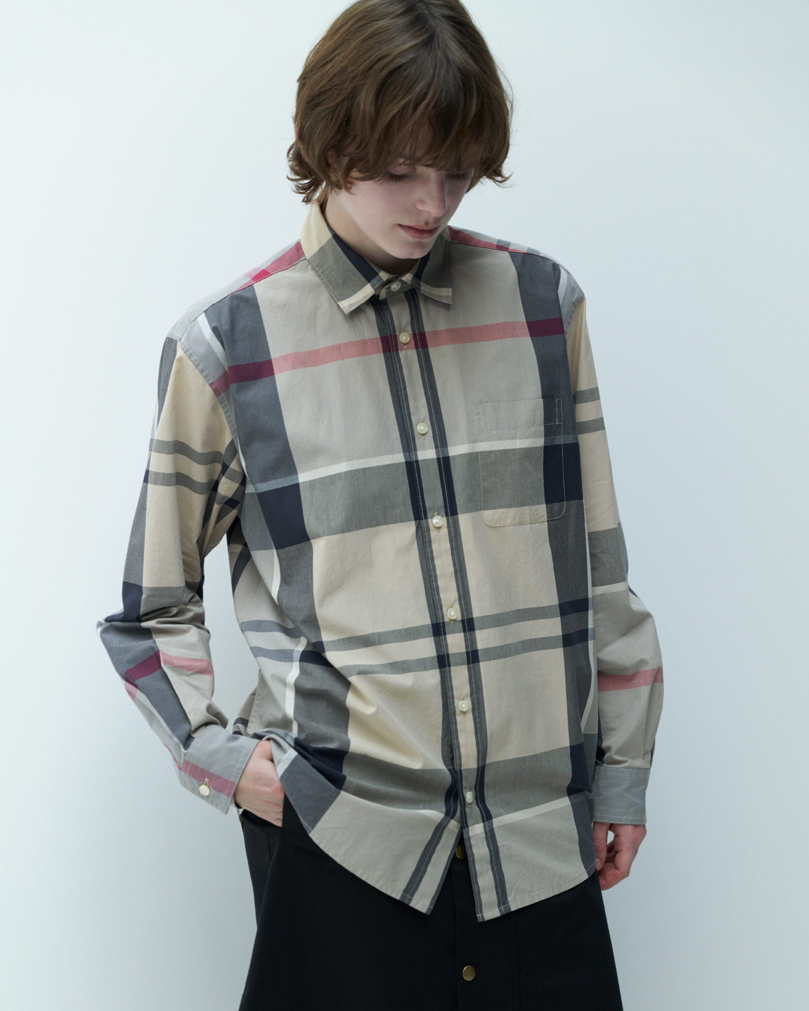 Taggaan tartan shirt & bedale motif skirtを着た男性