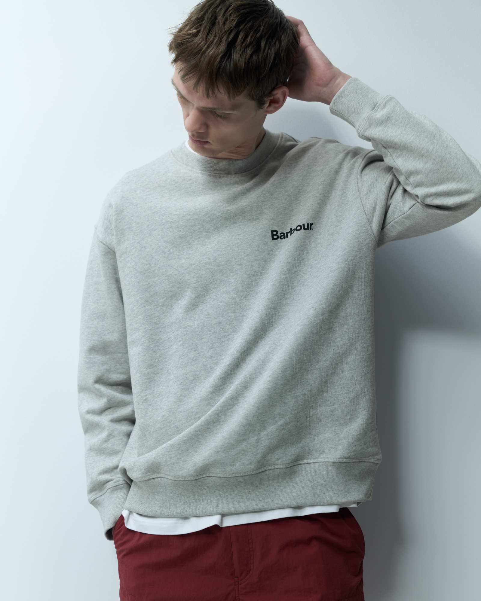 Nicholas swearshirt & transport shortpantsを着た男性
