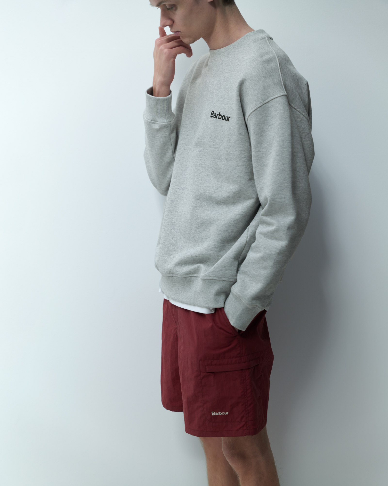 Nicholas swearshirt & transport shortpantsを着た男性