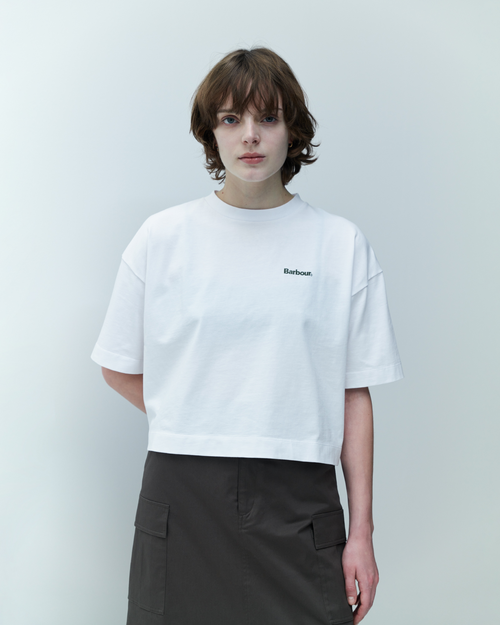 short length box t-shirt for woman & cargo pocket skirtを着た女性を着た男性