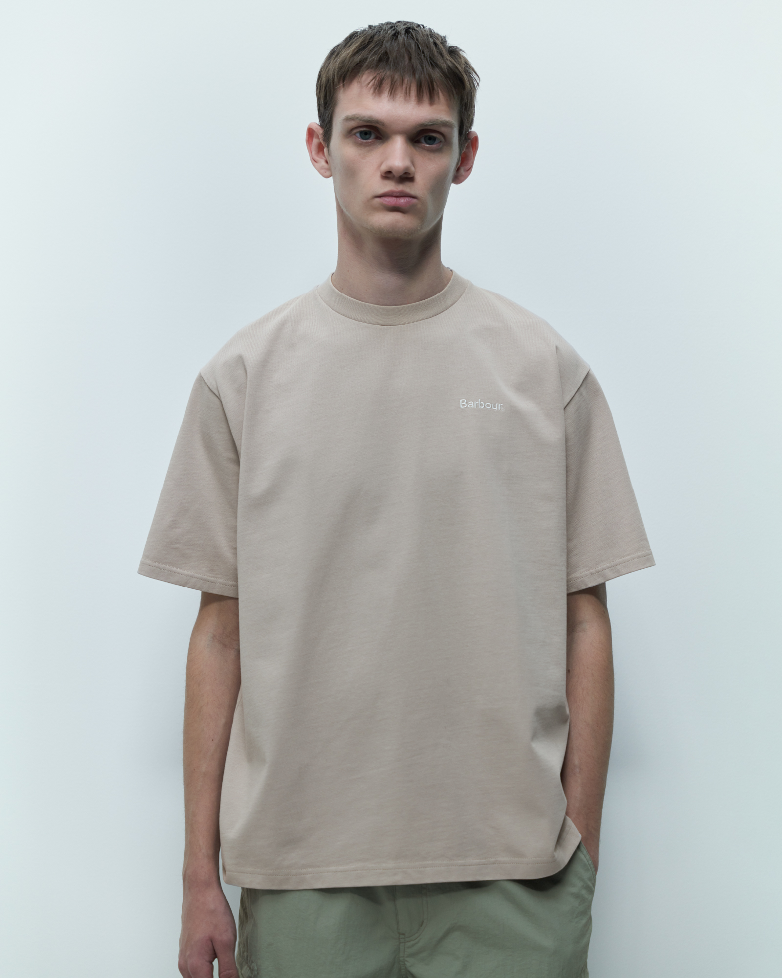 Barbour embroidary logo t-shirt & transport pantsを着た男性