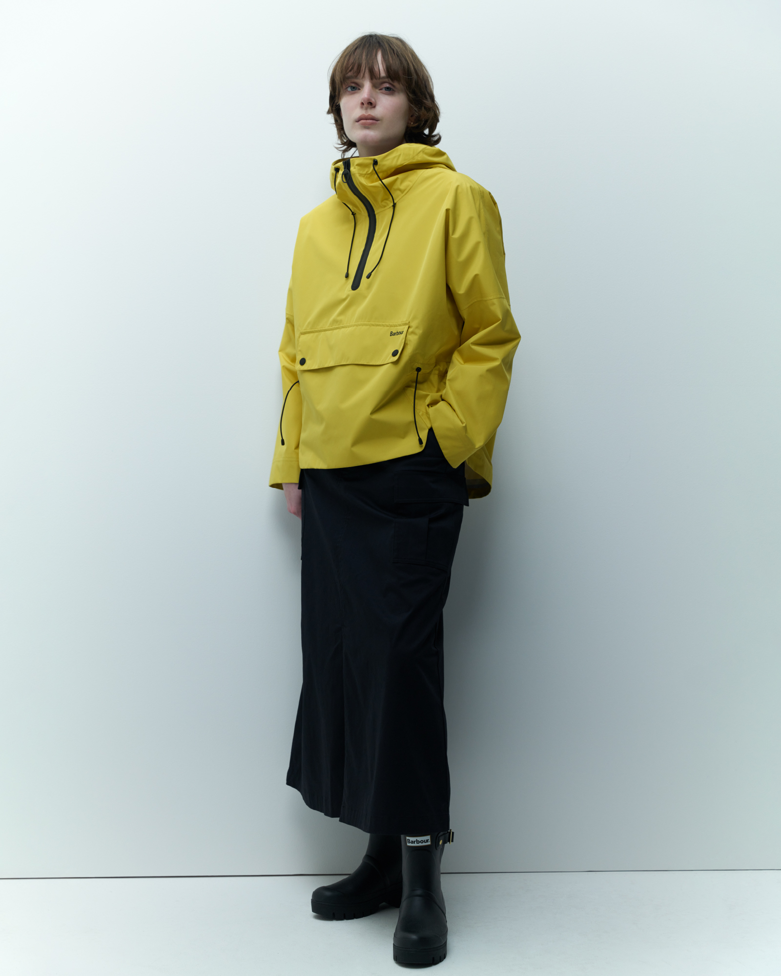 Lala(showerproof) & cargo pocket skirt & rainboots raelynnを着た女性