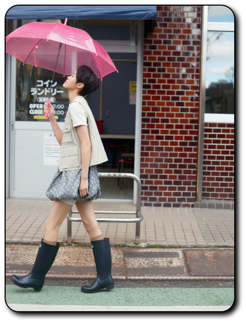 ジャケットを着用している女性が自転車にもたれかかっている女性画像