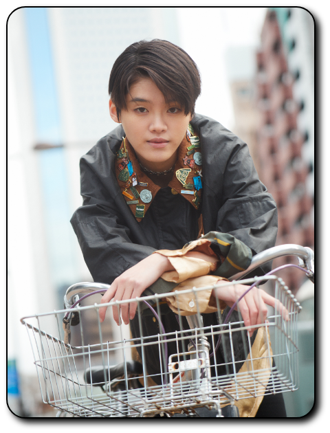 ジャケットを着用している女性が自転車にもたれかかっている女性画像