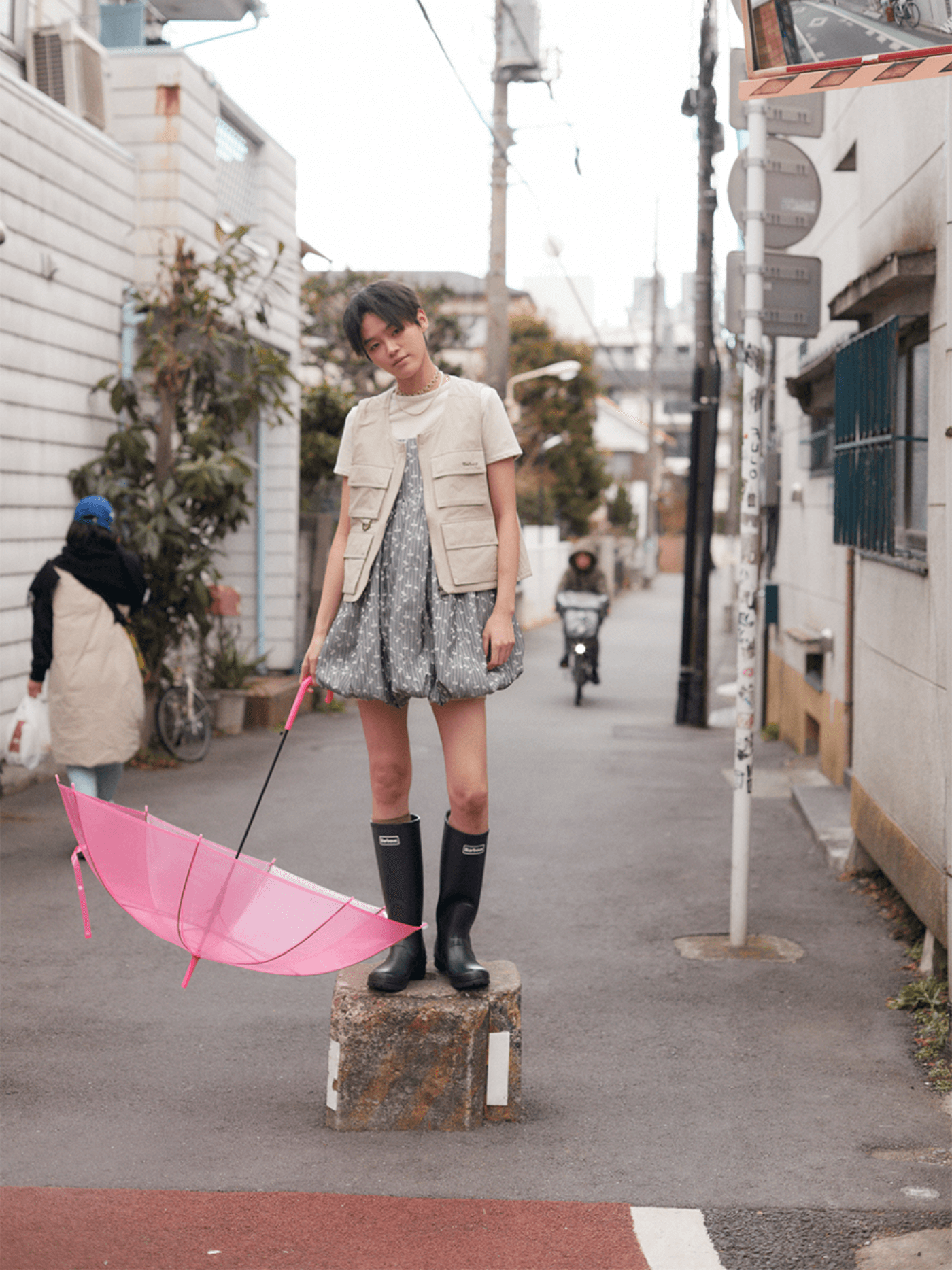 ジャケットを着用している女性が自転車にもたれかかっている女性画像