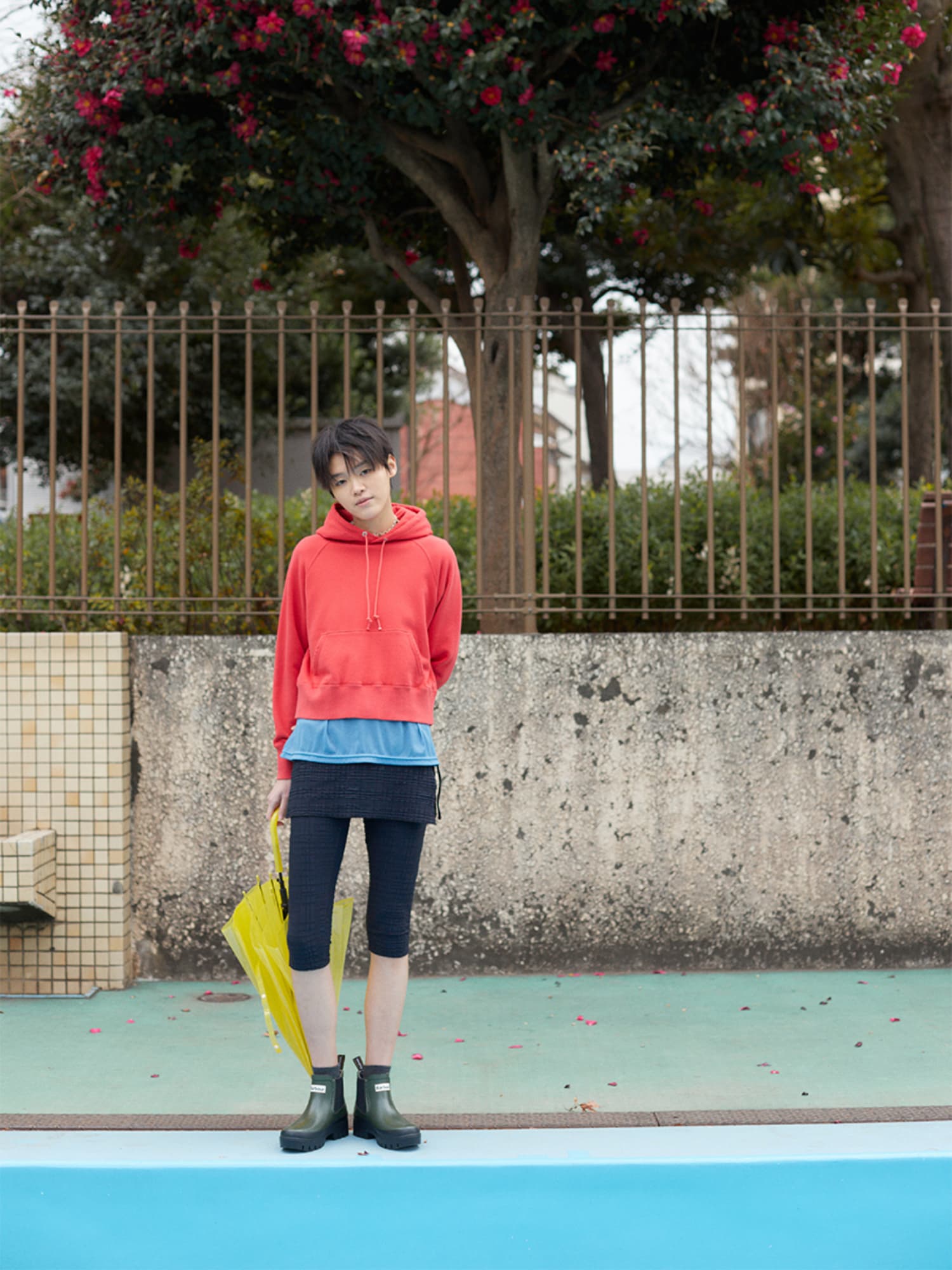 ジャケットを着用している女性が自転車にもたれかかっている女性画像