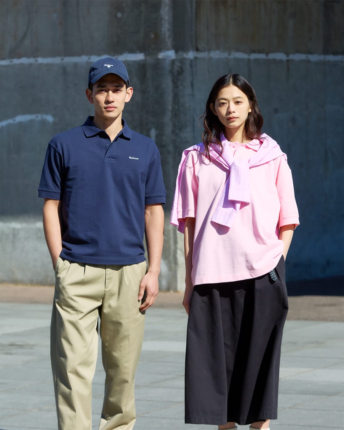 Hexham Polo Shirtsを着た男女2人