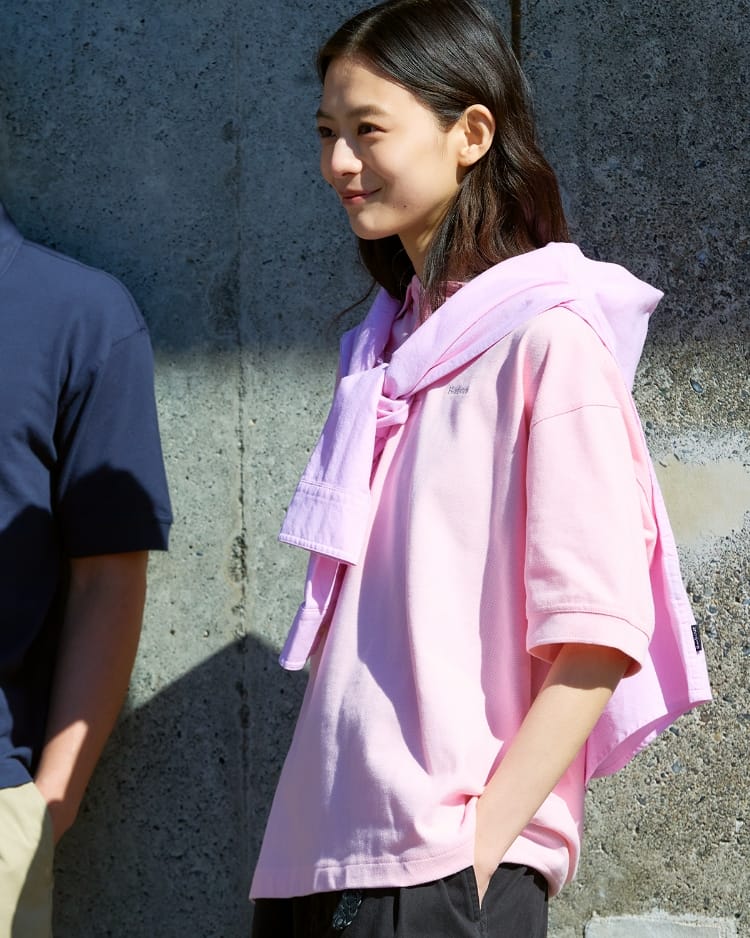 Hexham Polo Shirtsを着た女性