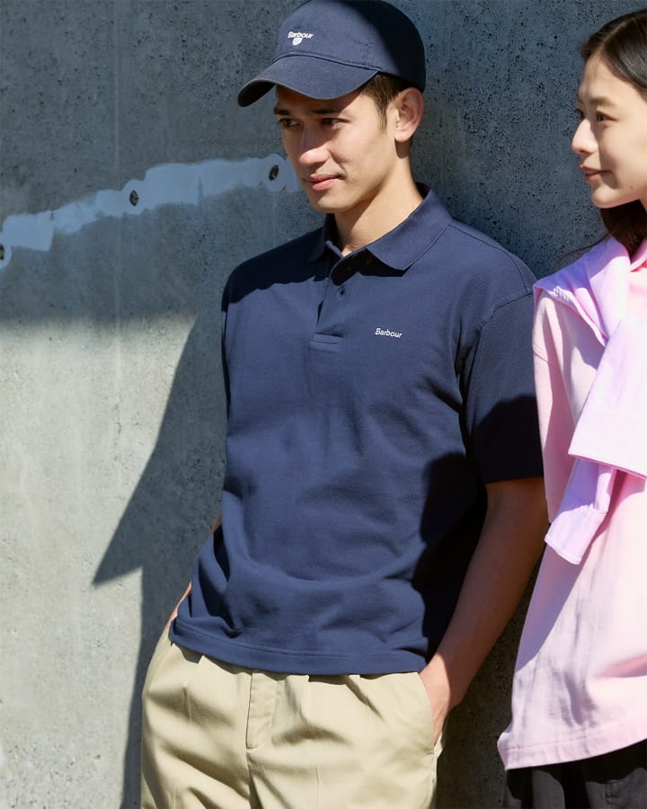 Hexham Polo Shirtsを着た男女2人