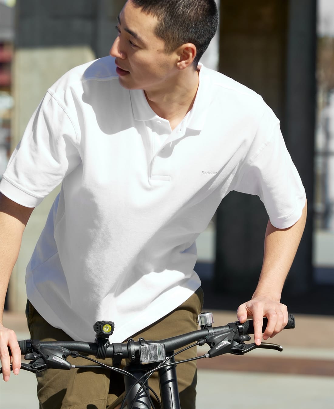 Hexham Polo Shirtsを着た男性