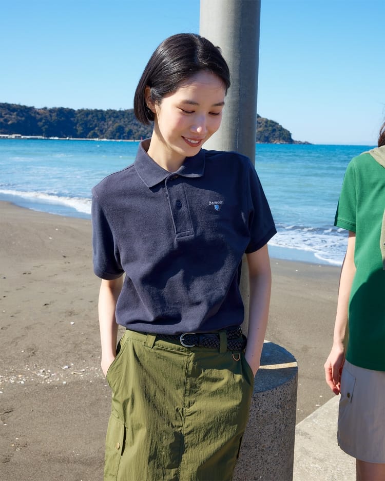 Hexham Polo Shirtsを着た女性