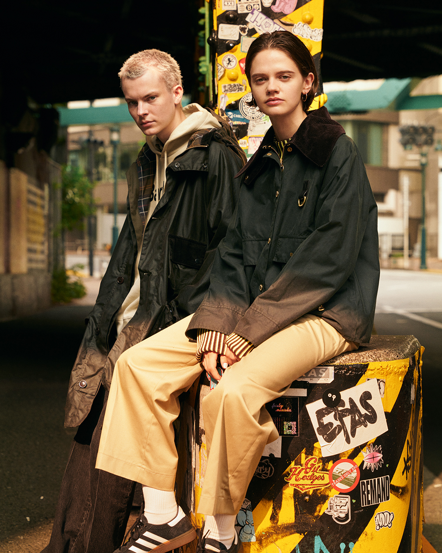Catton Wax Jacketを着用した男女2人