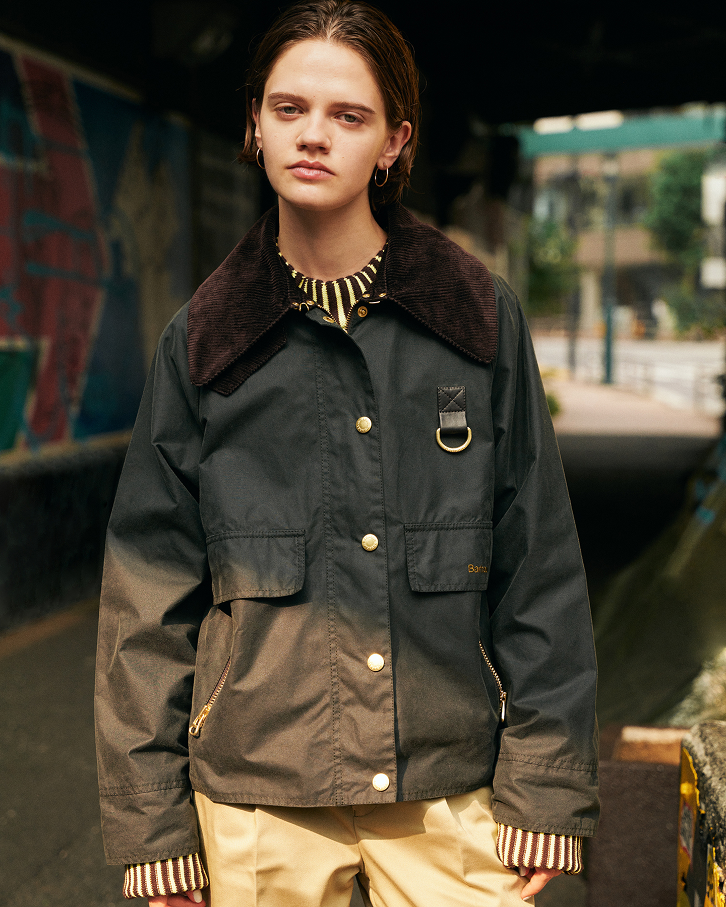 Catton Wax Jacketを着用した女性