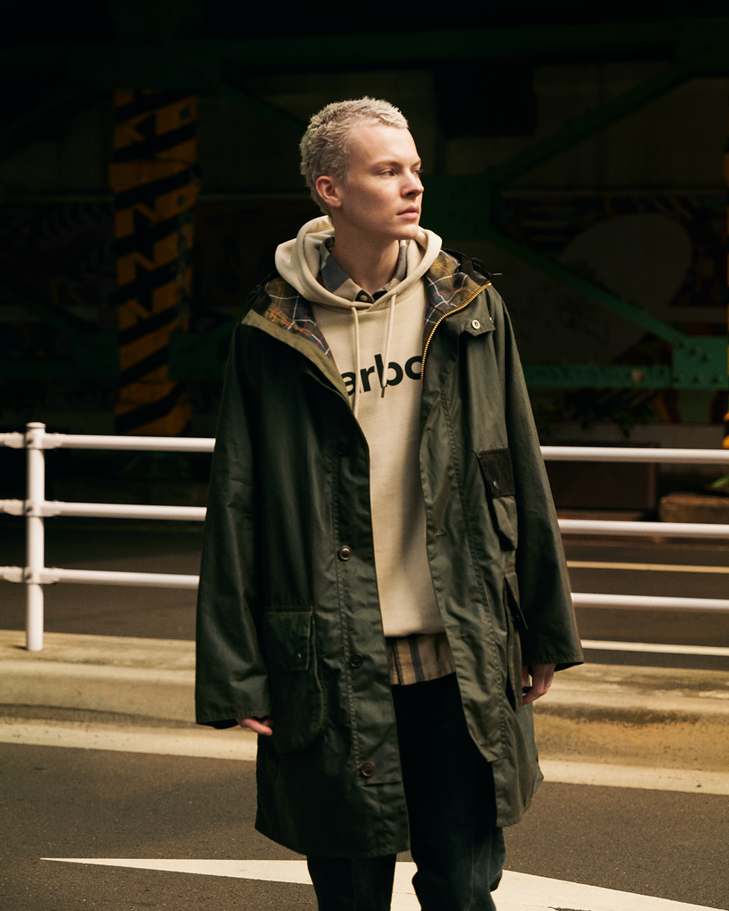 Solway Wax Trench Coat&Nicholas Hoodie&Renford OS Shirtを着用した男性