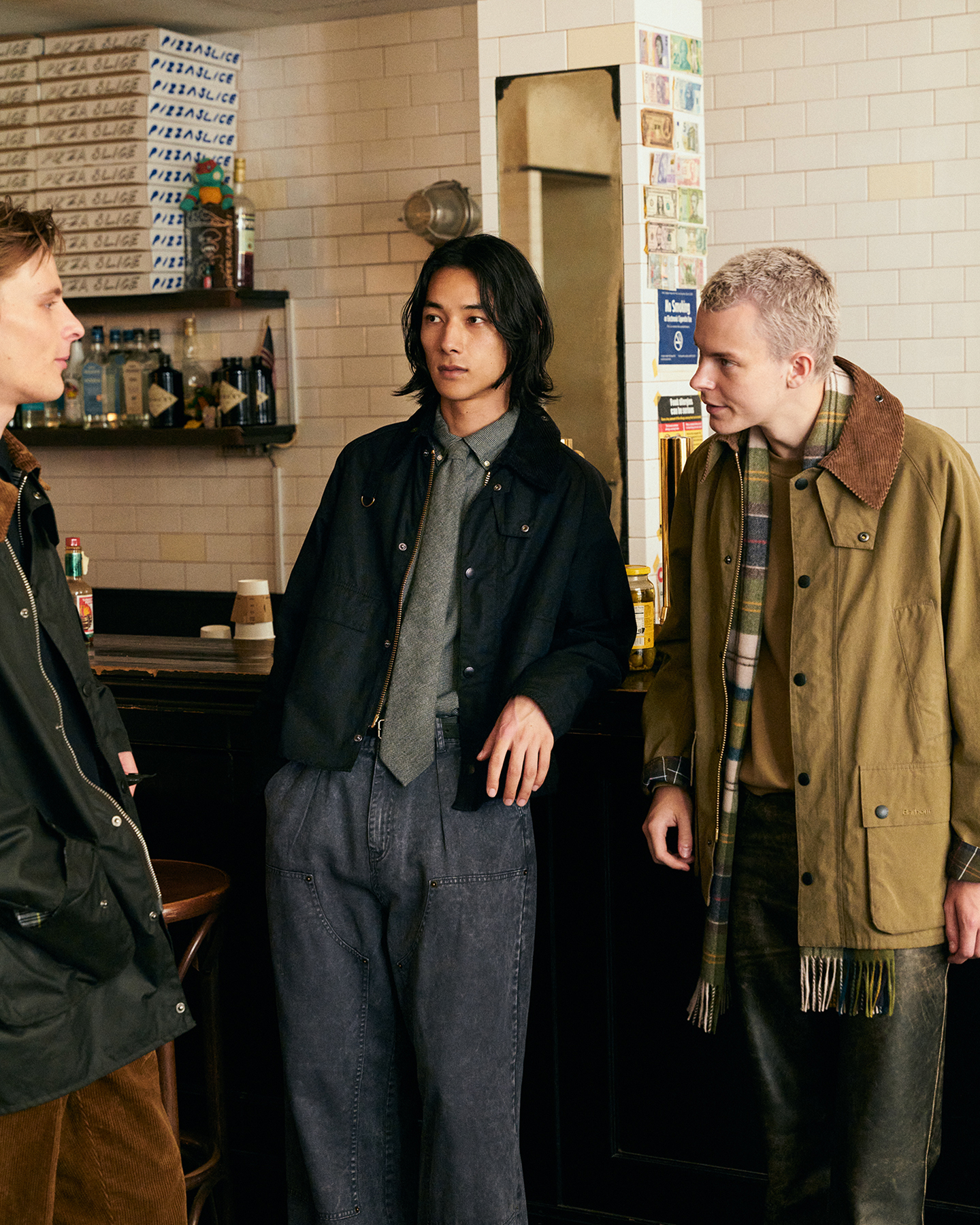 OS Solway Wax Jacket&Stretch Cord Relaxed Trouserを着用した男性とSpey Wax Jacket&Stretch Cord Relaxed Trouserを着用した男性とOS Bedale Peachskin Jacket&Leazes Crew Neck Sweatshirtを着用した男性