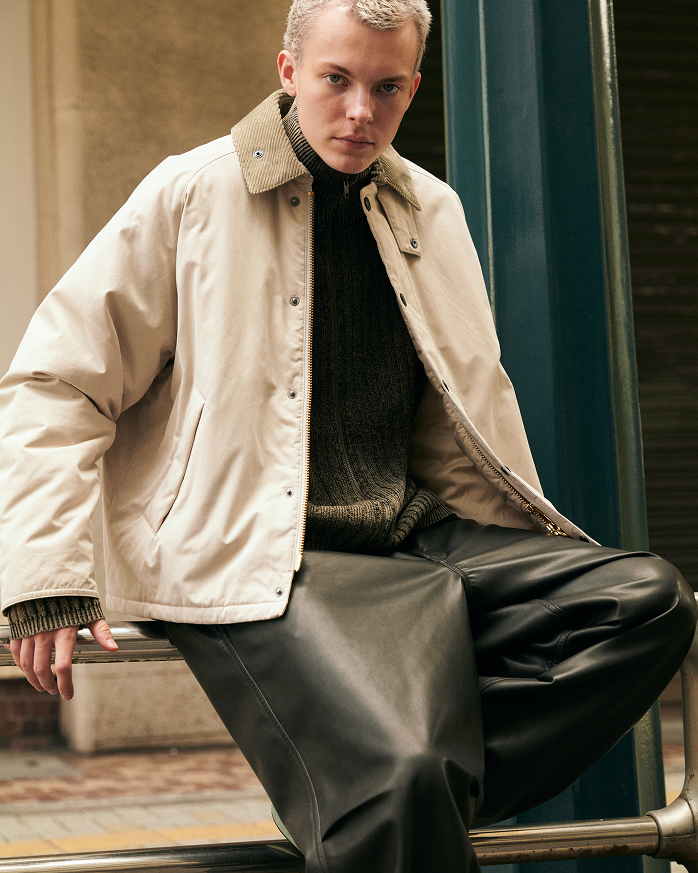Transport Padded Jacketを着用した男性