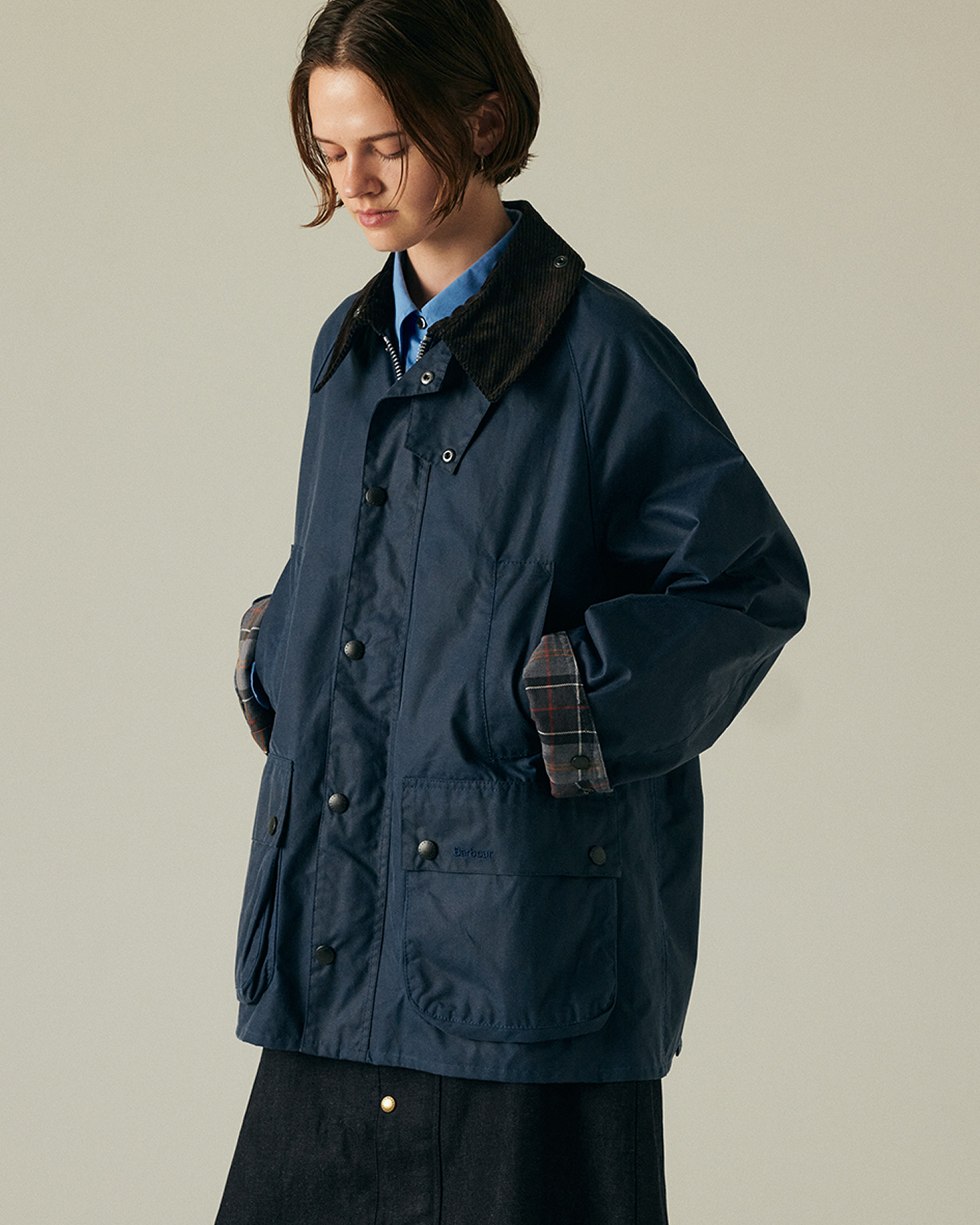 OS Bedale Wax Jacket&Bedale Denim Skirt (JAPAN LIMITED)を着用した女性