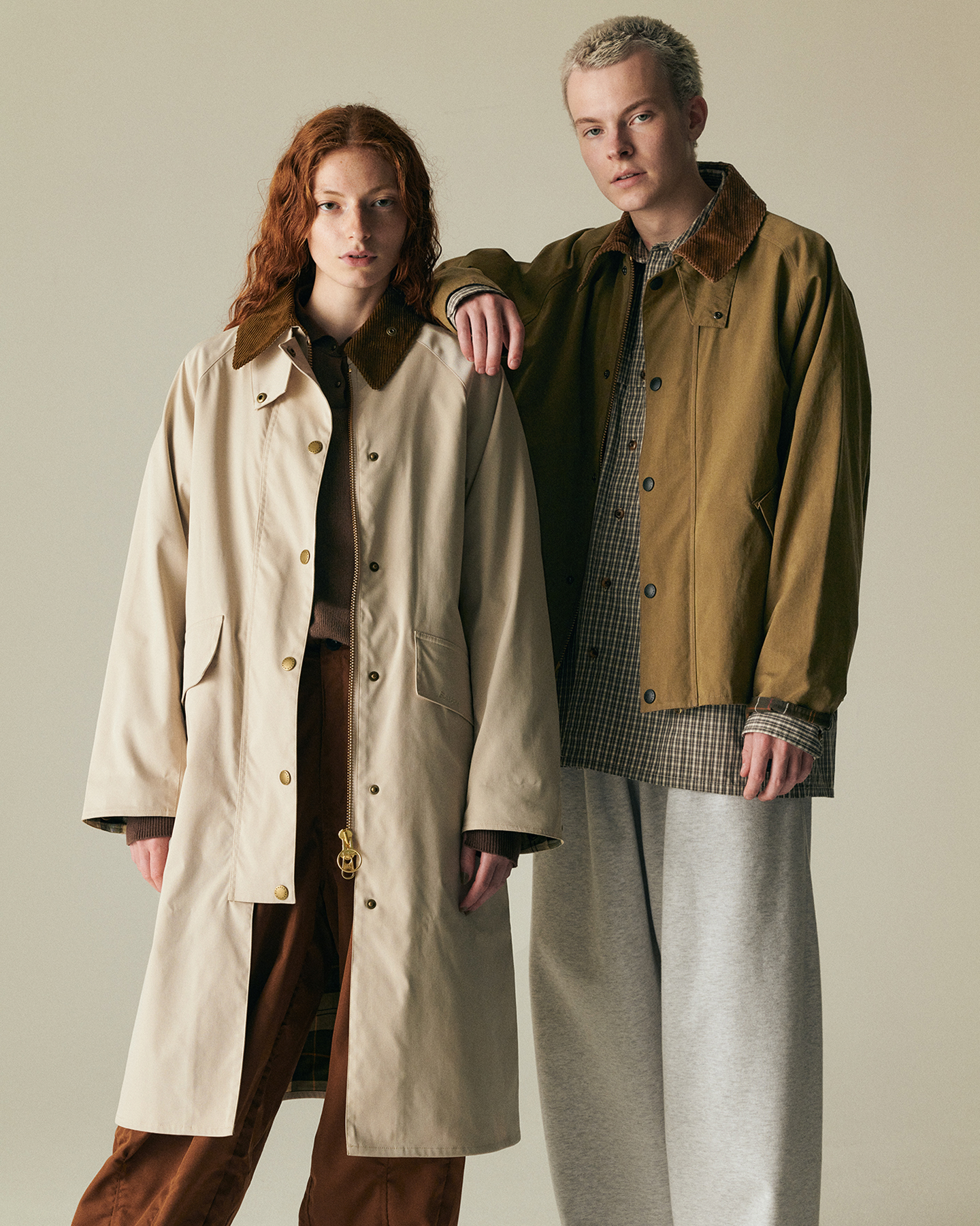 Caldbeck Non-Wax Coat (JAPAN LIMITED)を着用した女性とTransport Peachskin Jacketを着用した男性