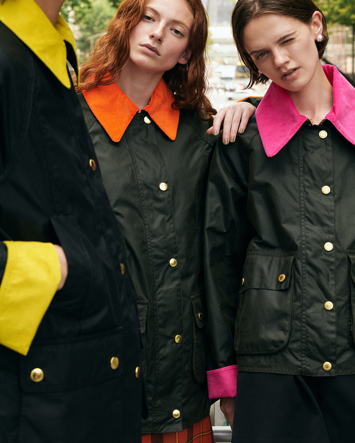 Icons Modern Beadnell Wax Jacketを着用した男女3人