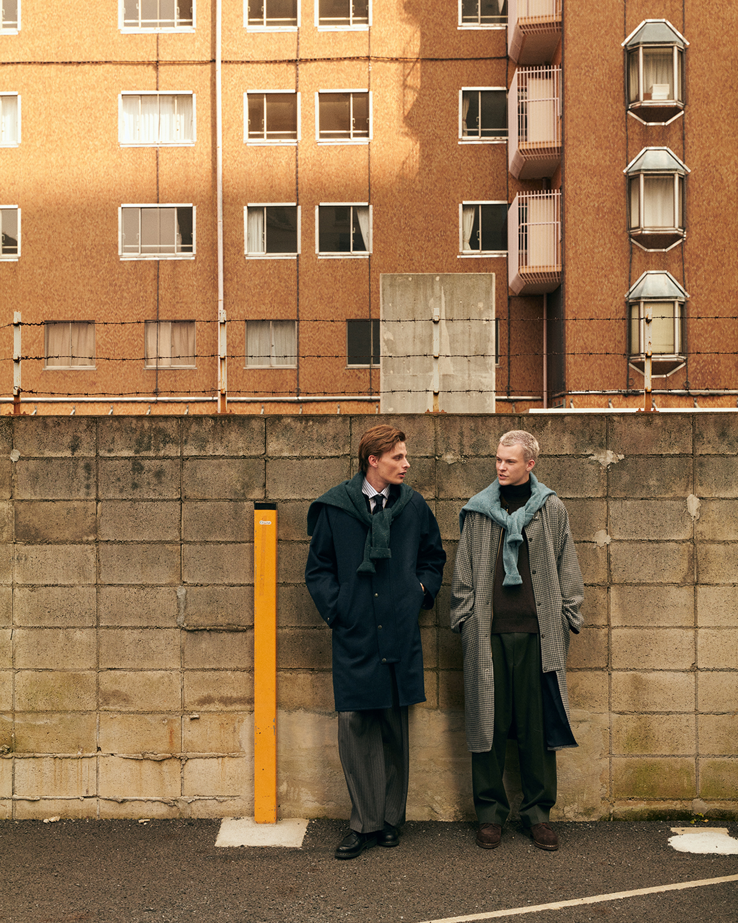 Exmoor Wool Coat (JAPAN LIMITED)&Tainsbury Crew Knitを着用した男性とSnowdon Wool Coat (JAPAN LIMITED)&Tainsbury Crew Knitを着用した男性