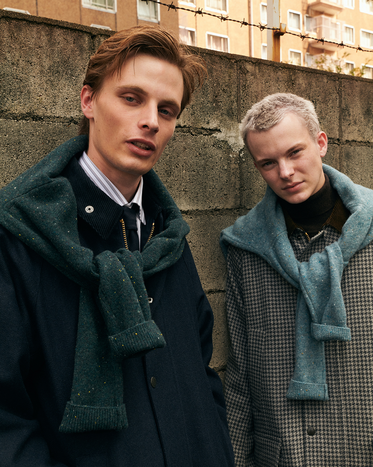 Exmoor Wool Coat (JAPAN LIMITED)&Tainsbury Crew Knitを着用した男性とSnowdon Wool Coat (JAPAN LIMITED)&Tainsbury Crew Knitを着用した男性