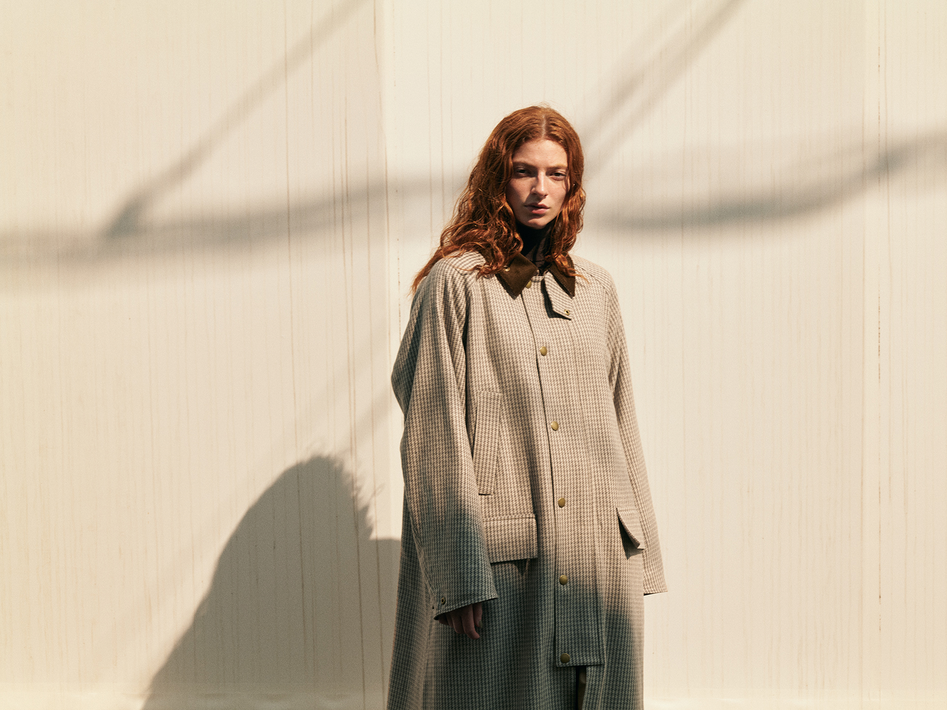 Snowdon Wool Coat (JAPAN LIMITED)を着用した女性
