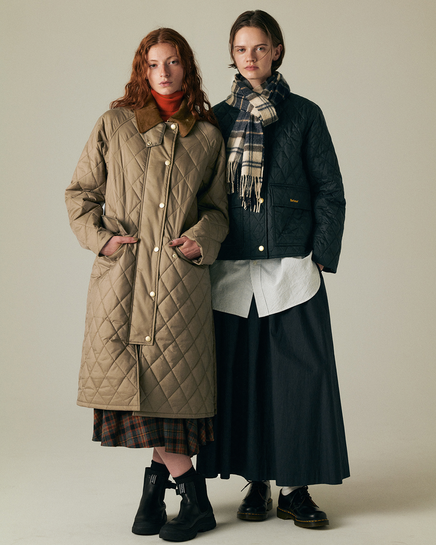 Caldbeck Non-Wax Coat (JAPAN LIMITED)を着用した女性とTransport Peachskin Jacketを着用した男性
