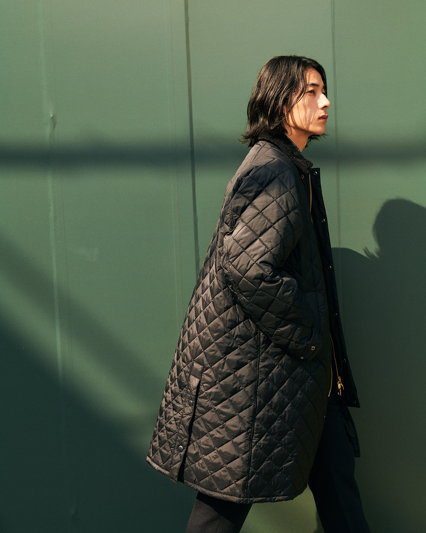 Exmoor Quilt Jacketを着用した女性とTransport Peachskin Jacketを着用した男性