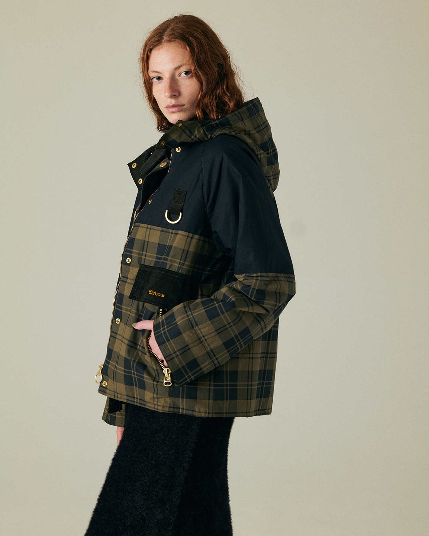 Elaine Showerproof Jacketを着用した女性