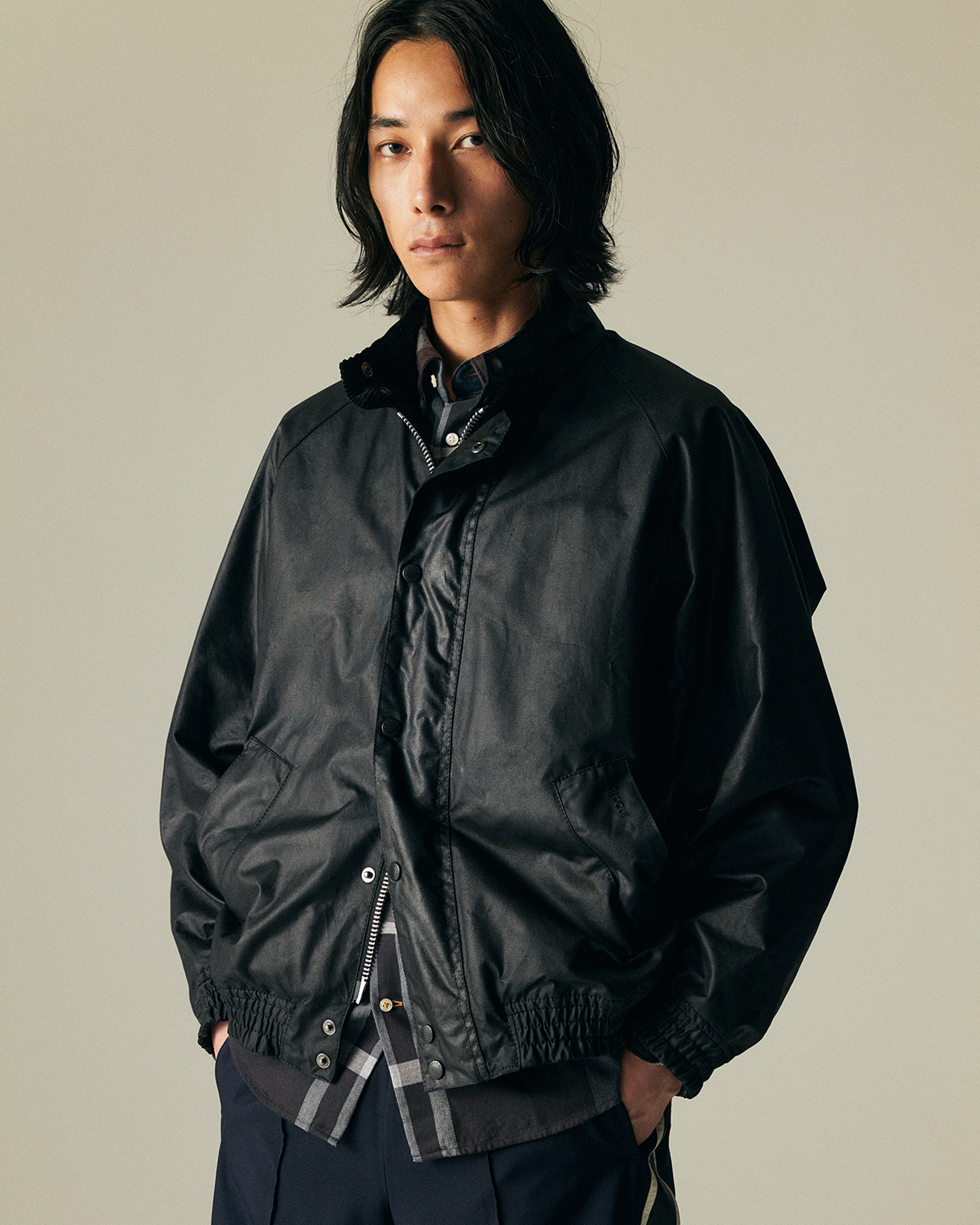 Transport Wax Blouson＆Dunoon Shirtを着用した男性