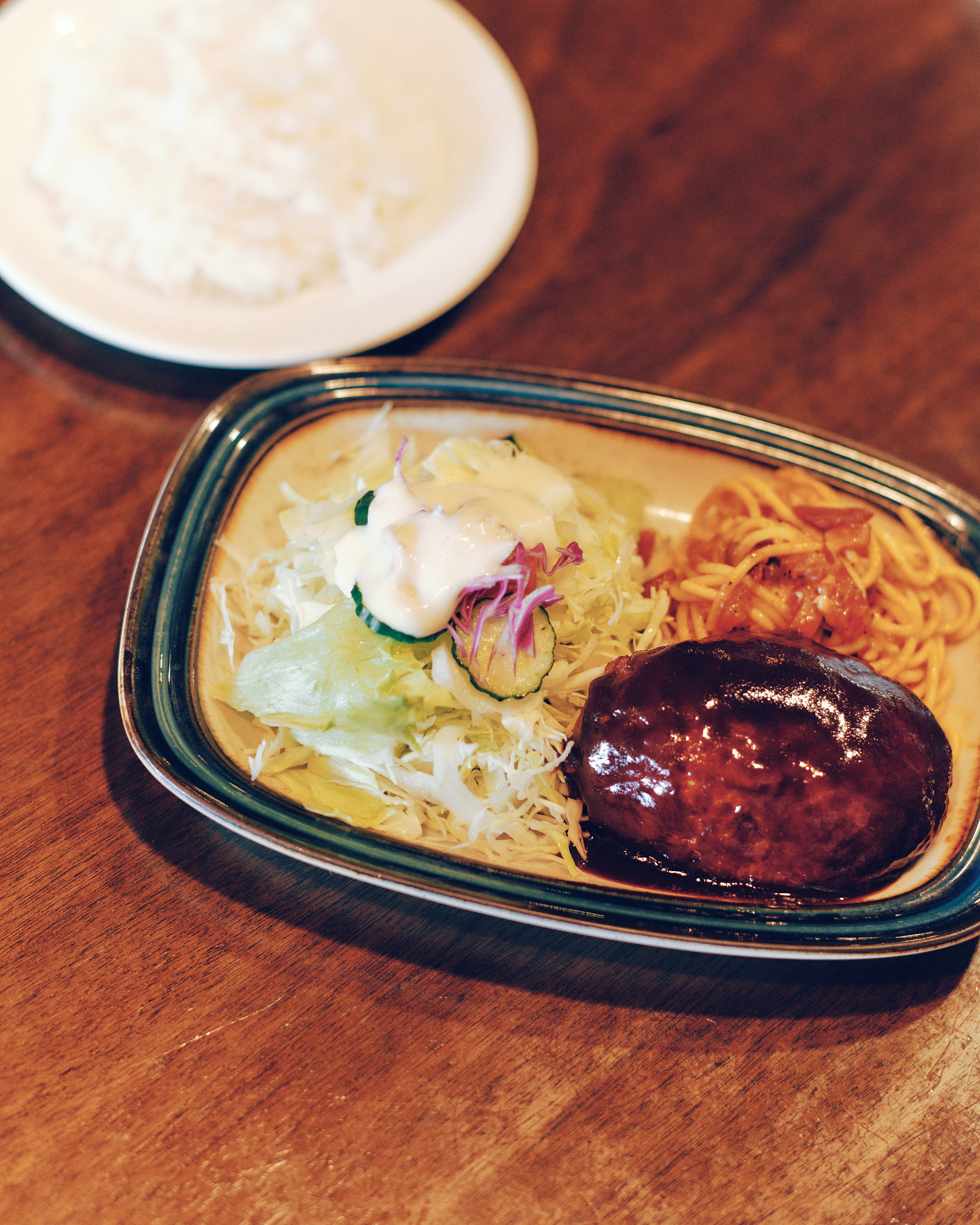 「カリー軒」のカレーとご飯がテーブルに置かれている様子