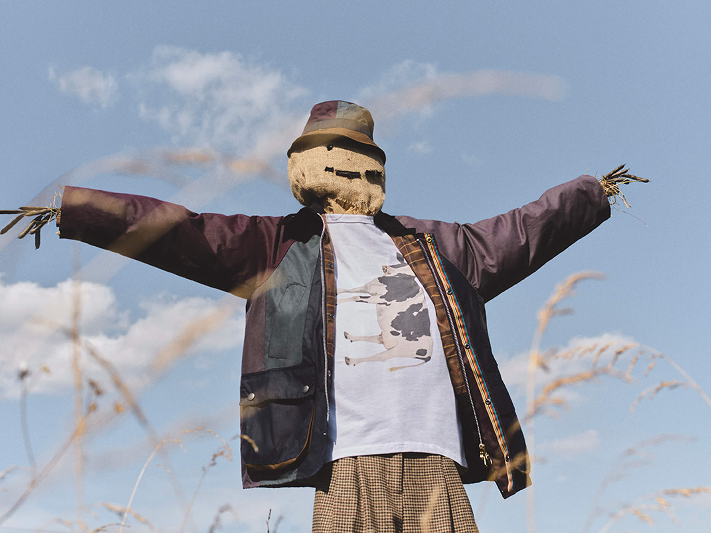 JACKET Stripe Os Bedale Wax Jacket・T-SHIRT Cow Printed T-shirt・HAT Bucket Hatを着用させた模型