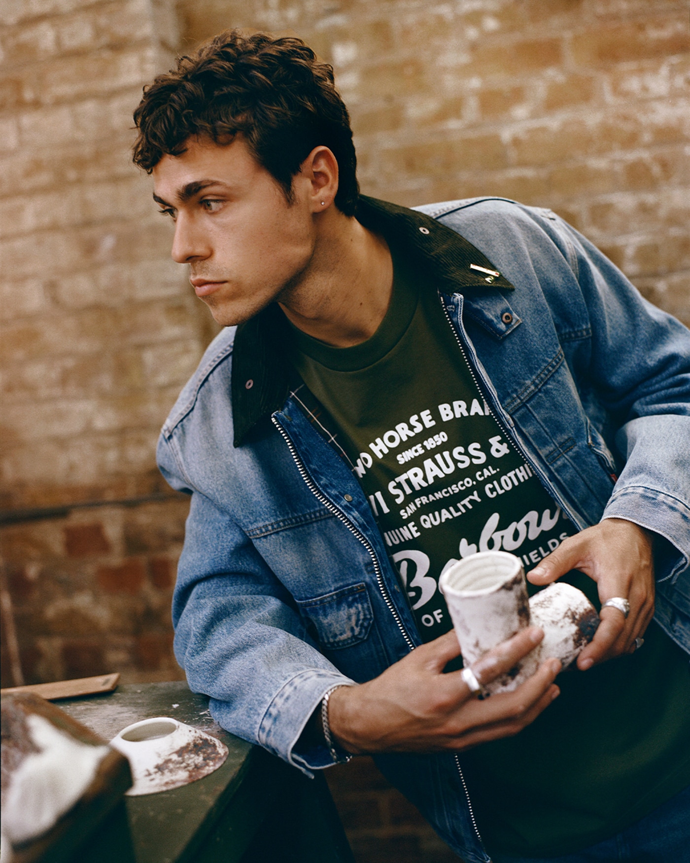 Levi’s® Type2 Denim JacketとLevi’s® Graphic T-shirtの着用例