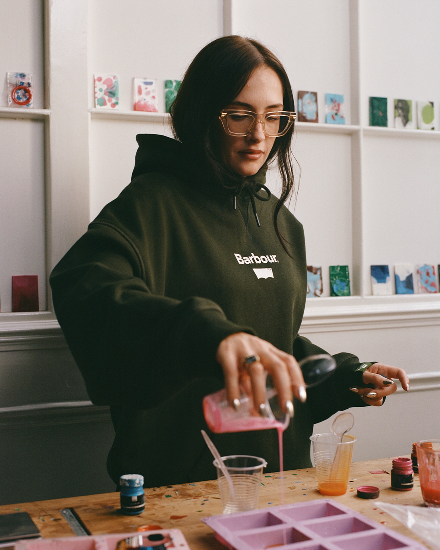 エリー・マーサーによるバブアーとリーバイス®によるコラボレーションアイテム着用例