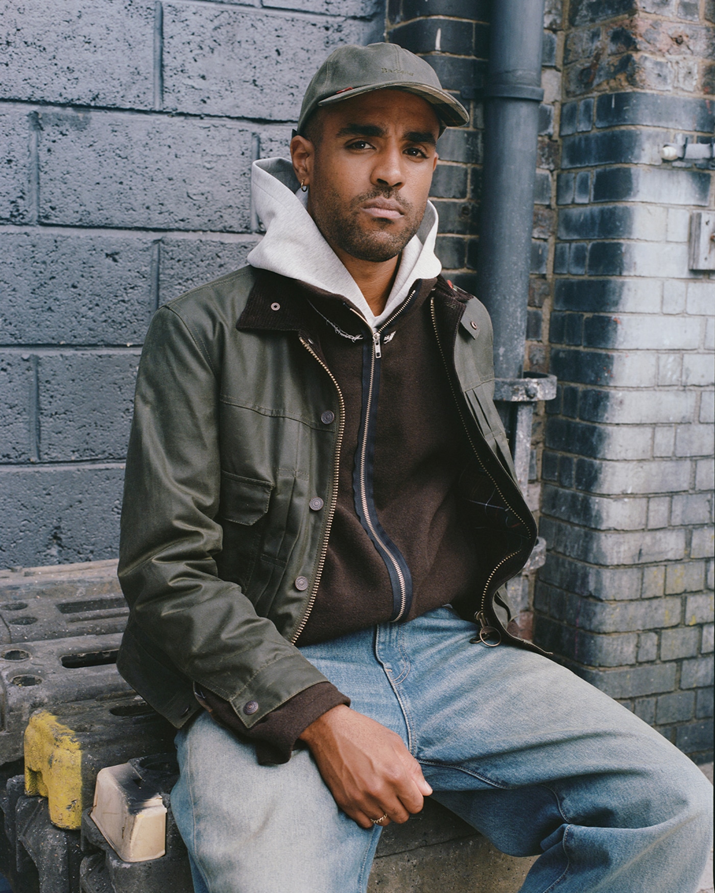 シヴァス・ハワード・ブラウンによるバブアーとリーバイス®によるコラボレーションアイテム着用例