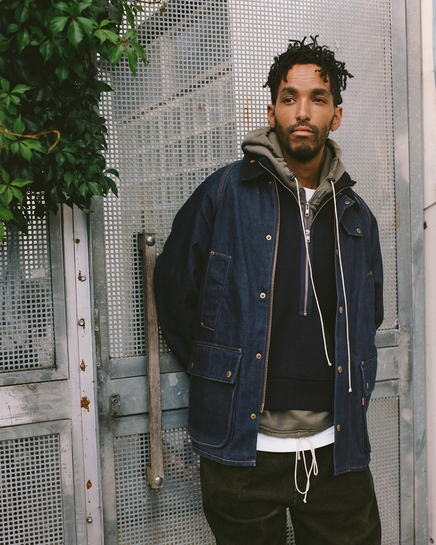 アンドゥ・マセボによるバブアーとリーバイス®によるコラボレーションアイテム着用例