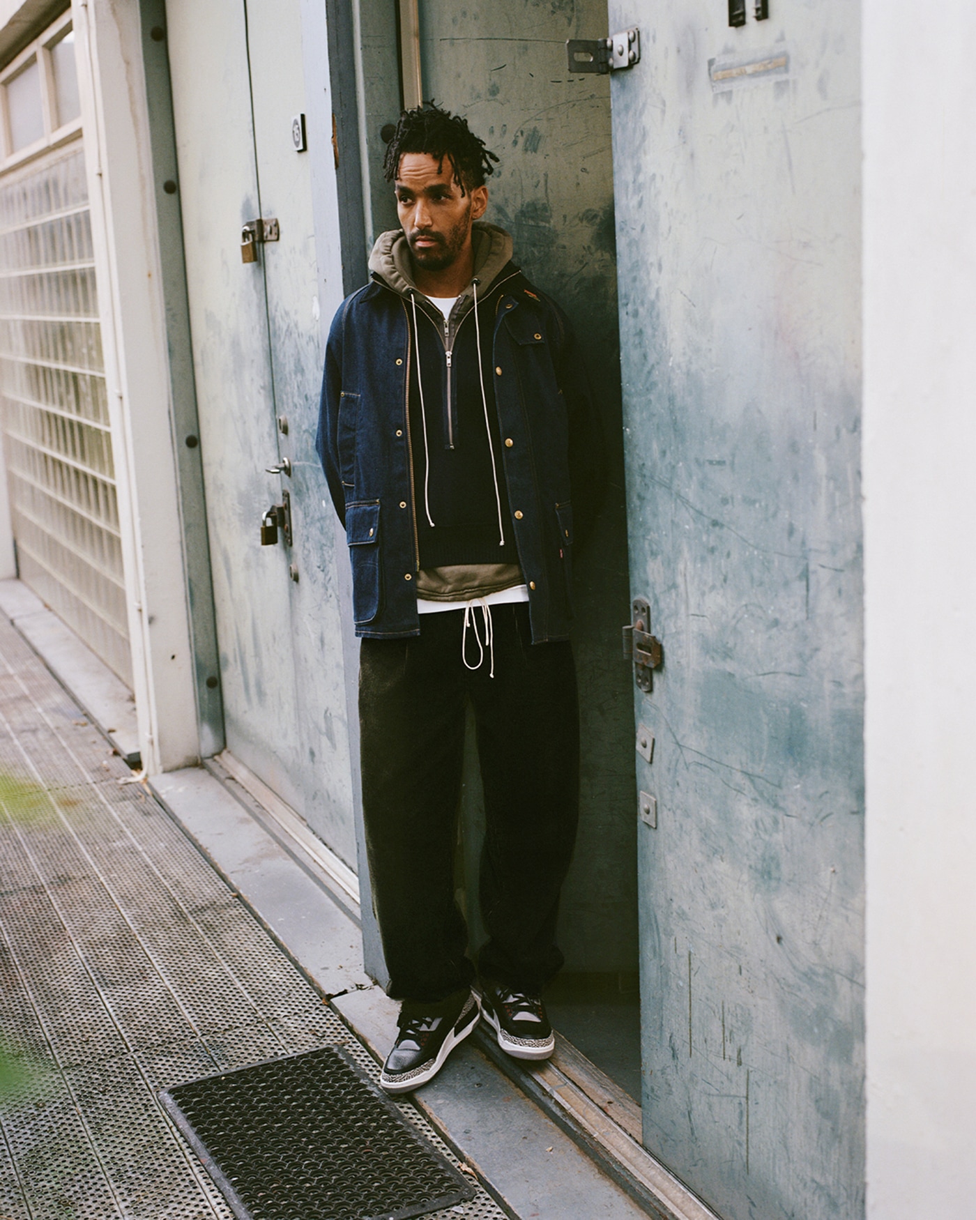 Levi’s® Os Bedale Denim JacketとLevi’s® 578 Pleatedの着用例