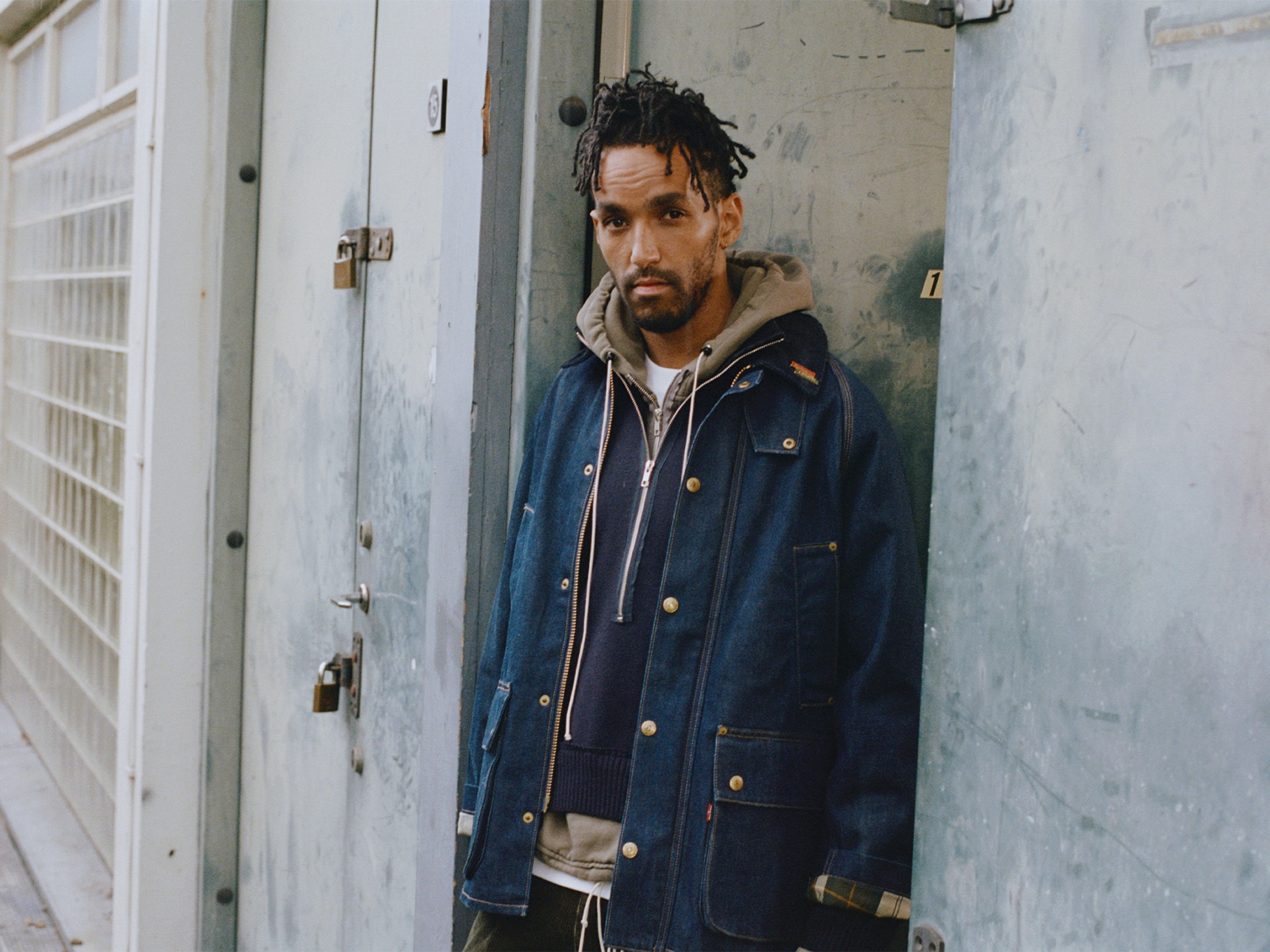 Levi’s® Os Bedale Denim JacketとLevi’s® 578 Pleatedの着用例